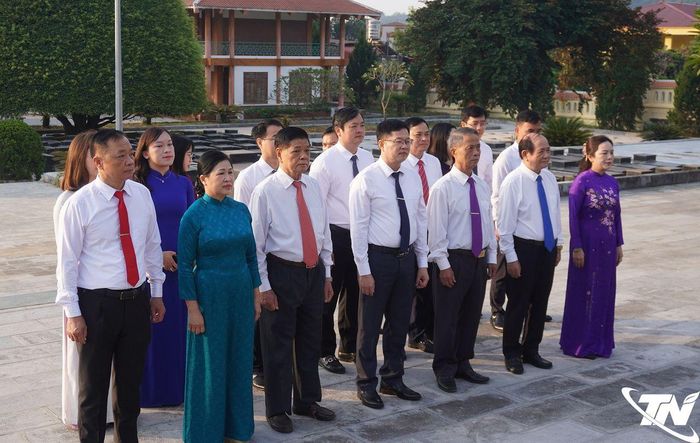 Đoàn đại biểu dâng hương tưởng niệm các Anh hùng liệt sĩ tại tại Nghĩa trang liệt sĩ Bắc Kạn.