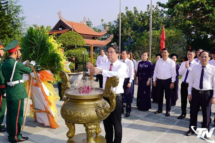Đồng chí Bí thư Tỉnh ủy Trịnh Xuân Trường dâng hương tưởng niệm Chủ tịch Hồ Chí Minh.