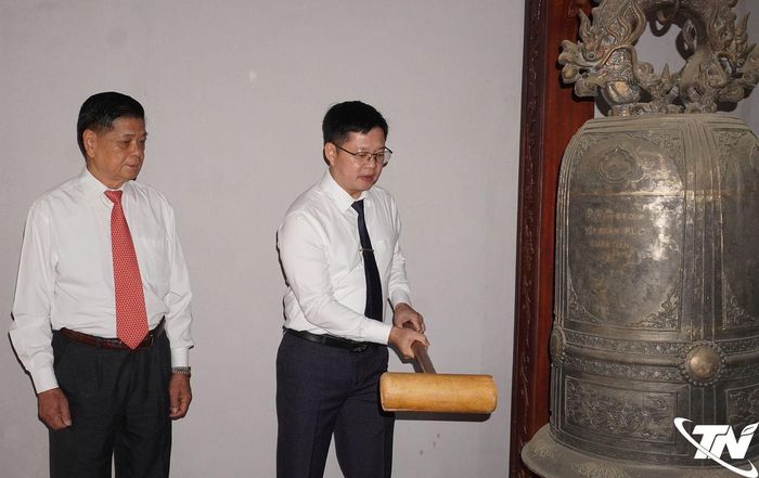 Đồng chí Đinh Quang Tuyên thỉnh chuông tại Khu di tích lịch sử Quốc gia Nà Tu.