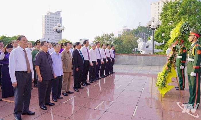 Đoàn đại biểu tỉnh Thái Nguyên dâng hương tưởng niệm các Anh hùng liệt sĩ.