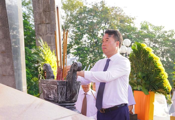 Đồng chí Nguyễn Thế Mạnh, Phó Bí thư Tỉnh ủy, Chủ tịch UBND tỉnh, dâng hương.