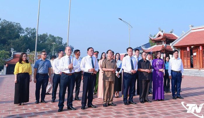 Đoàn đại biểu tỉnh Thái Nguyên thành kính dâng hương tại Di tích lịch sử Quốc gia Đền thờ Lý Nam Đế, phường Vạn Xuân.