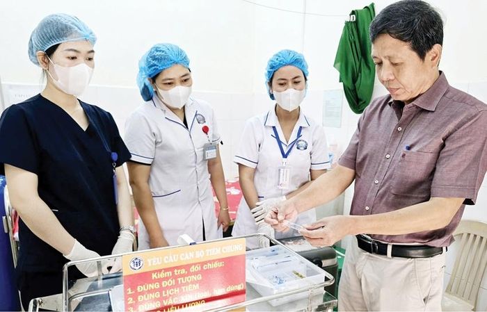  Cán bộ CDC Huế hướng dẫn cán bộ Trạm y tế phường An Cựu quy trình tiếp nhận và bảo quản vắc-xin tiêm chủng mở rộng.