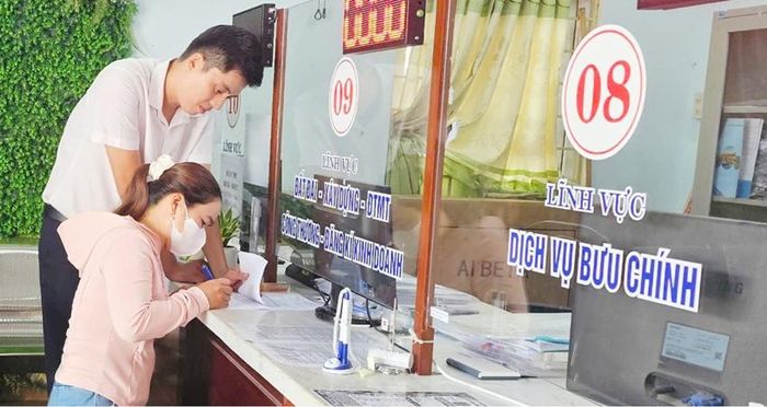 Cán bộ Trung tâm Phục vụ hành chính công phường Hóa Châu hướng dẫn người dân thực hiện thủ tục.