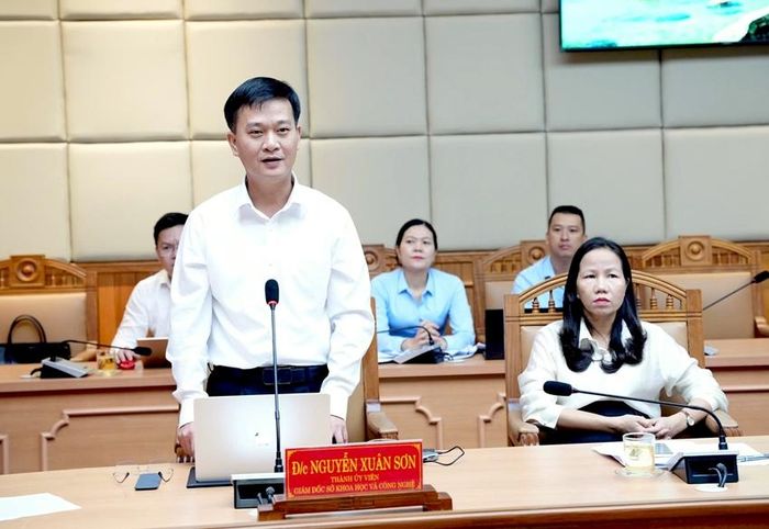 Lãnh đạo Sở Khoa học và Công nghệ trao đổi các vấn đề qua quá trình kiểm thử tại đơn vị. 