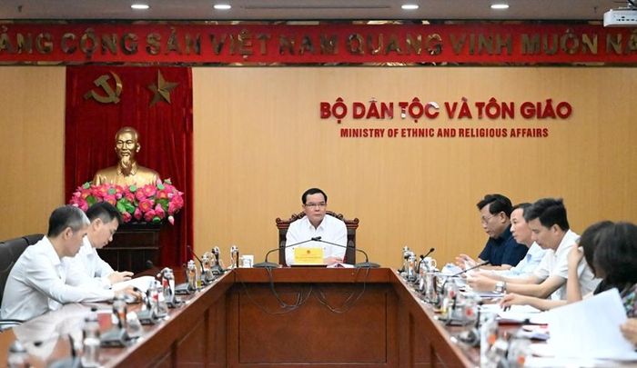 Bộ trưởng Bộ Dân tộc và Tôn giáo Nguyễn Đình Khang chủ trì cuộc họp rà soát dự thảo hồ sơ Nghị định quy định chi tiết một số điều và biện pháp tổ chức, hướng dẫn Luật Tín ngưỡng, tôn giáo 2026 - Ảnh: Bộ DT&TG