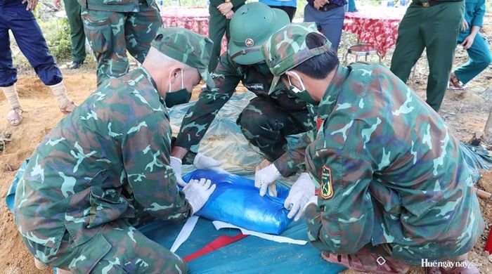 Cán bộ, nhân viên Đội 192 bảo quản hài cốt liệt sĩ, đưa về phòng thờ.