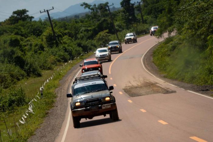 Trong ngày đầu tiên, đoàn thực hiện chặng đường dài hơn 320 km từ Khon Kaen đến Chiang Khan
