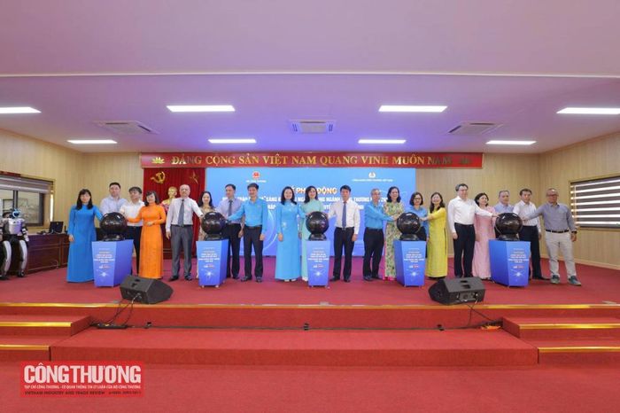 Các đại biểu thực hiện nghi thức phát động Phong trào thi đua “Sáng kiến mỗi ngày”, Cuộc thi “Nhóm giải pháp Đổi mới sáng tạo - Chuyển đổi số ngành Công Thương”; kích hoạt cổng điện tử tiếp nhận hồ sơ sáng kiến thi đua tại www.khoahoccongthuong.vn và www.doimoisangtao.tapchicongthuong.vn và chiến dịch truyền thông “Đổi mới sáng tạo Công Thương” - “MOIT Inovation”