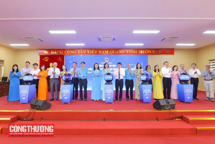 Các đại biểu thực hiện nghi thức phát động Phong trào thi đua “Sáng kiến mỗi ngày” trong ngành Công Thương năm 2026 và khởi động Cuộc thi “Nhóm giải pháp Đổi mới sáng tạo - Chuyển đổi số ngành Công Thương”