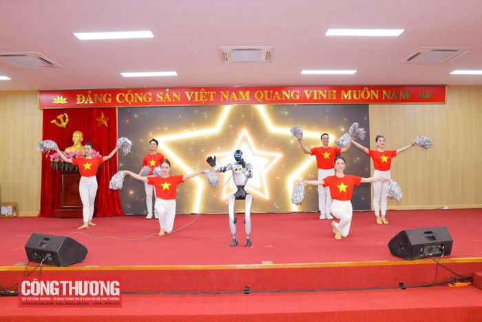 Humanoid Robot đến từ Công ty Công nghệ ADT Global biểu diễn văn nghệ cùng vũ đoàn tại sự kiện