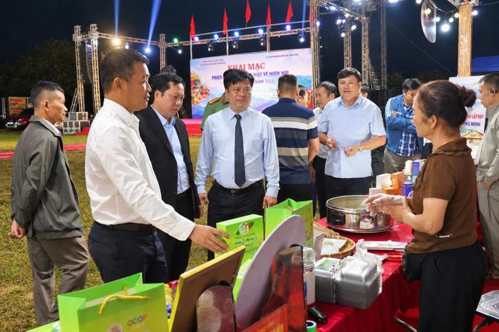 Các đại biểu tham quan gian hàng tại Phiên chợ đưa hàng Việt về miền núi tại xã Vân Sơn (Ảnh: Công Thương Phú Thọ)