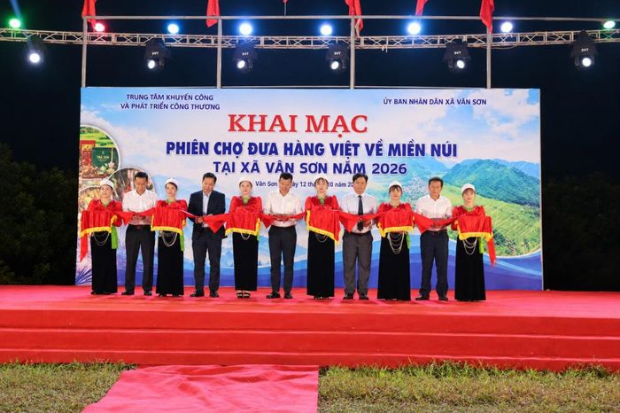 Các đại biểu cắt băng khai mạc Phiên chợ đưa hàng Việt về miền núi tại xã Vân Sơn (Ảnh: Công Thương Phú Thọ)