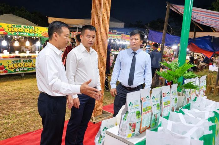 Công ty Cổ phần Supe Phốt phát và Hóa chất Lâm Thao giới thiệu sản phẩm thông qua 2 Phiên chợ (Ảnh: Công Thương Phú Thọ)