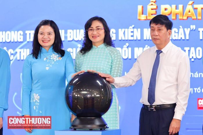 Thứ trưởng Bộ Công Thương Phan Thị Thắng (ở giữa) cùng Phó Chủ tịch Công đoàn Công Thương Việt Nam Lê Thị Đức (ngoài cùng bên trái); Phó Bí thư chuyên trách Đảng ủy Bộ Công Thương Phan Văn Bản (ngoài cùng bên phải) và các đại biểu thực hiện nghi thức phát động Phong trào thi đua “Sáng kiến mỗi ngày” trong ngành Công Thương năm 2026 và khởi động Cuộc thi “Nhóm giải pháp Đổi mới sáng tạo - Chuyển đổi số ngành Công Thương”