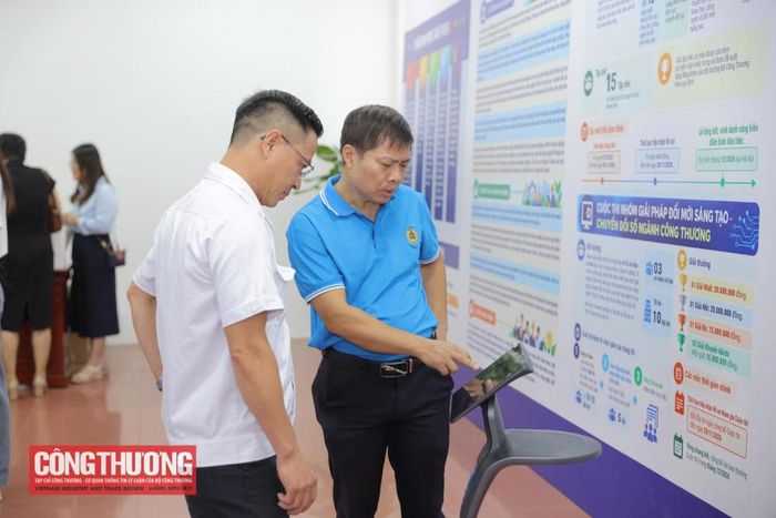 Các đại biểu trải nghiệm Robot Lễ tân AI trong khuôn khổ sự kiện