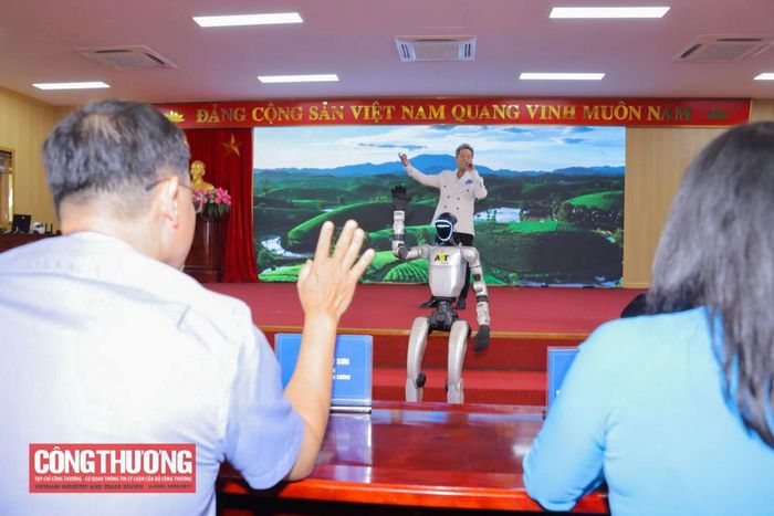 Humanoid Robot đến từ Công ty Công nghệ ADT Global giao lưu cùng các đại biểu trong khuôn khổ sự kiện