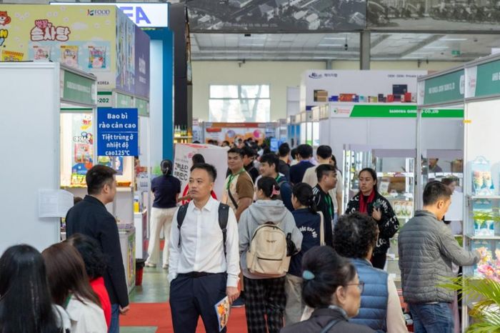 Bên cạnh không gian trưng bày đa dạng, Vietfood & Beverage - Propack Vietnam 2026 mang đến chuỗi hoạt động chuyên ngành hấp dẫn, tạo cơ hội để khách tham quan cập nhật xu hướng thị trường, tiếp cận kiến thức thực tiễn và khám phá những giá trị đặc sắc của ngành thực phẩm, đồ uống (Ảnh: VINEXAD)