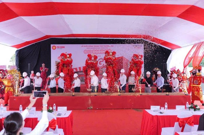 Các đại biểu thực hiện nghi thức khởi công Trung tâm thương mại GO! Rạch Giá, đánh dấu bước triển khai dự án phát triển hạ tầng thương mại bán lẻ hiện đại tại tỉnh An Giang. Ảnh: Ban tổ chức
