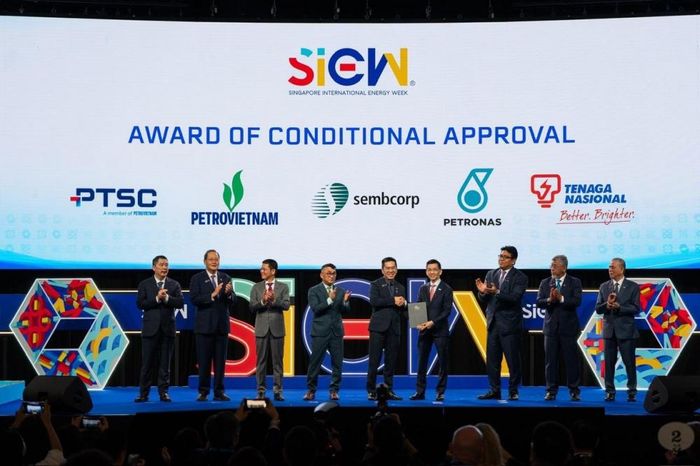 Đại diện các bên tham dự Lễ trao Chấp thuận có điều kiện. Ảnh: Petrovietnam