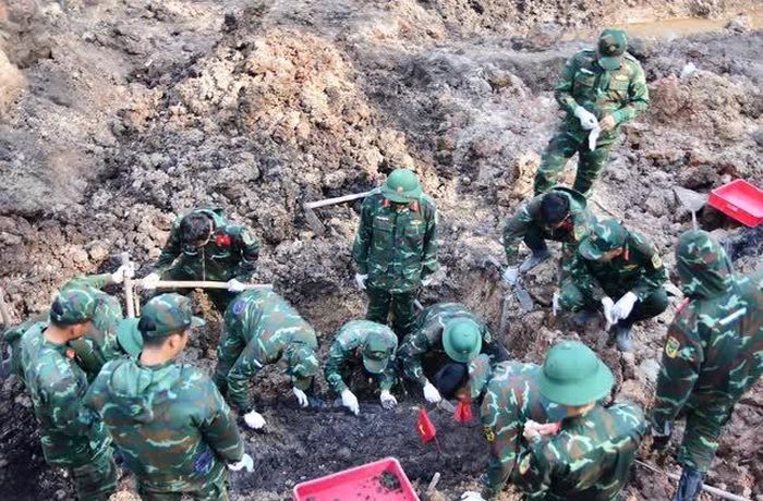Lực lượng làm nhiệm vụ cẩn trọng sới đất, tìm từng mẩu hài cốt, di vật