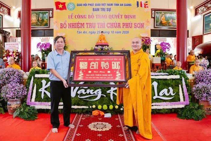 Những lẵng hoa, quà chúc mừng Đại đức tân trụ trì