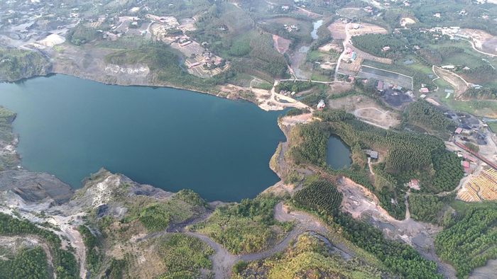 Ông Nguyễn Thành Bắc cũng cho biết: Ban đầu, Viện kiểm sát có chủ trương đưa khối lượng than này ra đấu giá, sung công quỹ. Tuy nhiên, phía tòa án lại có quan điểm cần trả lại các đơn vị liên quan. Do đó, hiện nay, số vật chứng này đã được tách ra khỏi bản án hình sự trước đó để cơ quan CSĐT Công an TP Bắc Ninh điều tra, xử lý theo quy định. Thi hành án dân sự TP Bắc Ninh vẫn có trách nhiệm tạm quản lý, tổ chức trông giữ để chờ quyết định từ cơ quan có thẩm quyền.