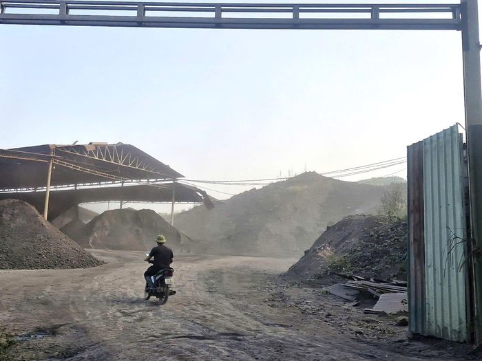 Sau đó, năm 2024, vụ án hình sự trên đã được đưa ra xét xử, các bị cáo đều đã bị tuyên án nhưng số lượng than còn tồn đọng hiện nay vẫn chưa có phương án xử lý dứt điểm.