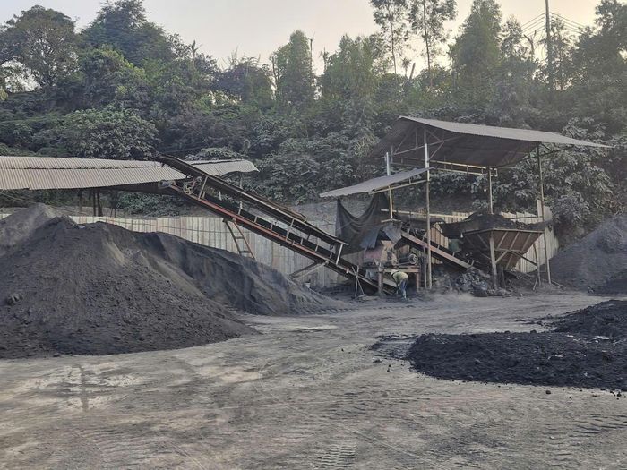 Ông Tuyên cũng cho biết, do chưa xác định được sít thải than là khoáng sản nhóm nào nên địa phương chưa xử lý. UBND xã đã yêu cầu dừng hoạt động, đồng thời báo cáo Sở Nông nghiệp và Môi trường TP Bắc Ninh hướng dẫn. Sở cũng đang có văn bản đề nghị Cục Địa chất và Khoáng sản Việt Nam xác định loại khoáng sản để làm căn cứ xử lý nghiêm.