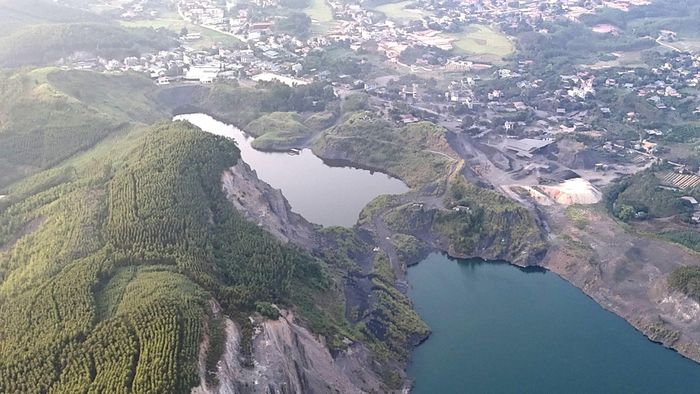 Tổng khối lượng khoáng sản các bị cáo đã thực hiện khai thác không đúng với nội dung giấy phép được cấp là hơn 5,4 triệu tấn than, trị giá 569,4 tỷ đồng.