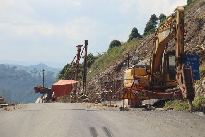Một số đoạn được kè ta luy dương nhằm tránh đất, đá sạt lở gây nguy hiểm cho phương tiện lưu thông.