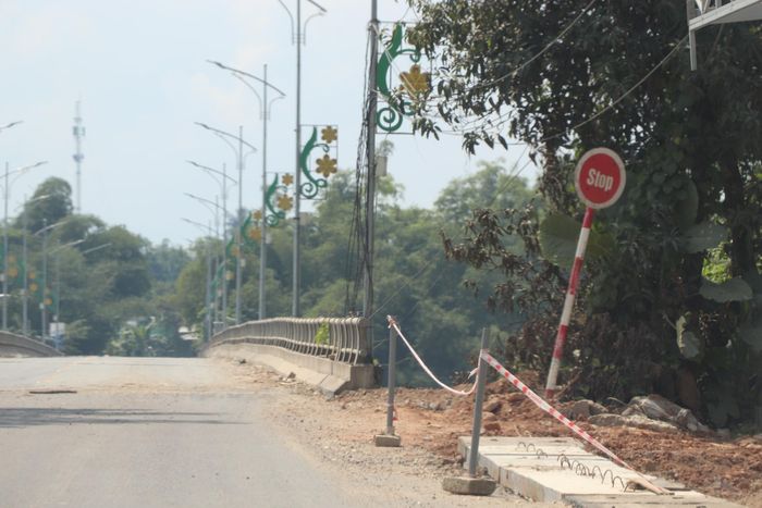 Mương thoát nước cũng được thi công ở các đoạn tuyến đã hoàn thành việc thảm nhựa.