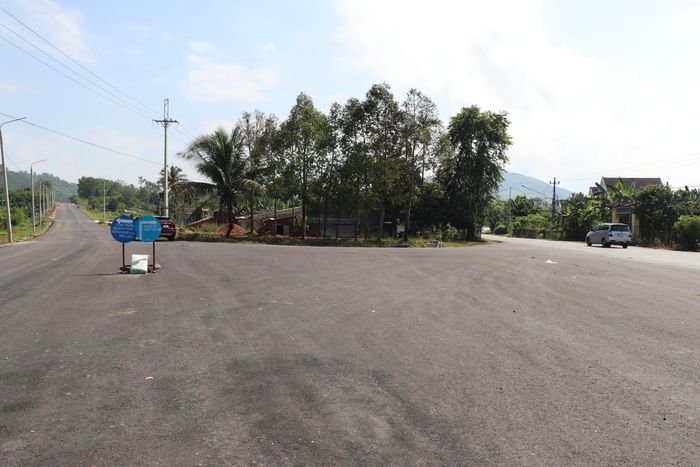 Theo ghi nhận, đoạn đường tránh xã Việt An vẫn chưa được thông xe, đơn vị thi công đang nổ mìn để có mặt bằng thi công. Các phương tiện lưu thông qua xã Việt An vẫn đi theo tuyến đường cũ.