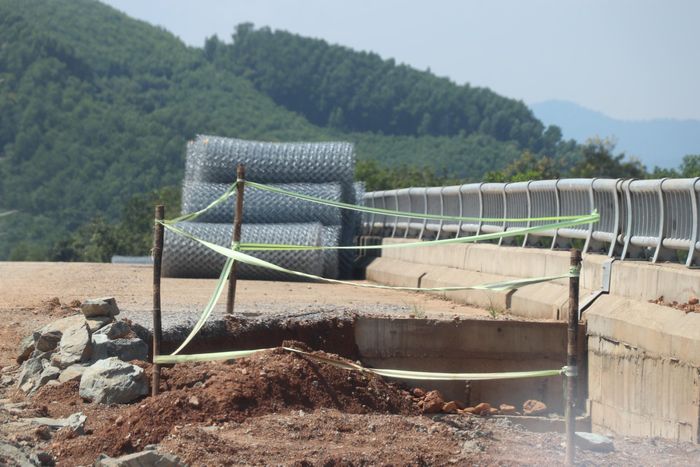 Cùng với đó, giá vật liệu tăng cao và khan hiếm, đặc biệt nguồn đá, nhựa đường cao hơn đơn giá được duyệt cũng gây khó khăn cho việc thi công công trình.