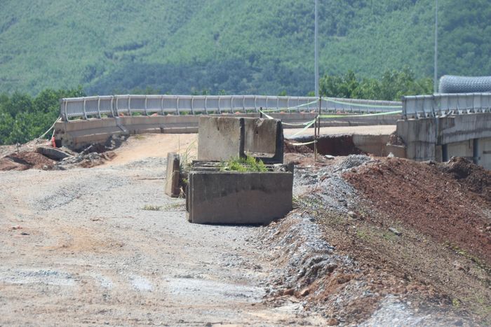 Ngoài nguyên nhân vướng mặt bằng, các đơn vị cho biết do khu vực vào mùa mưa nên thi công gián đoạn. 