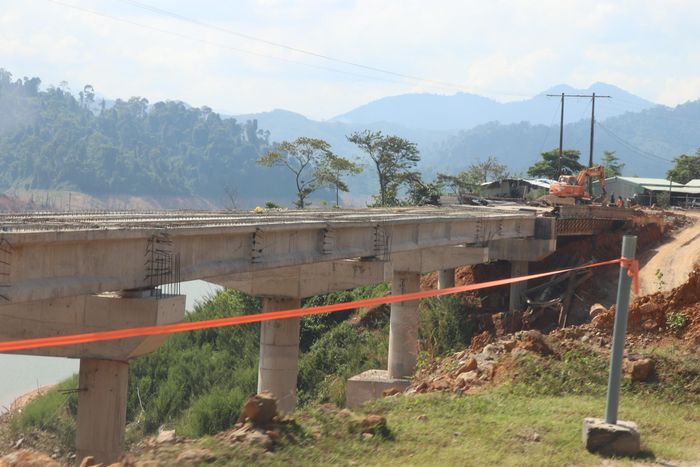 Về phần cầu, hiện 29/30 cầu đã được hoàn thành, còn lại cầu Đắk Mi 1 nằm tại Km 85+383 đang được thi công hạng mục mặt cầu, lan can.