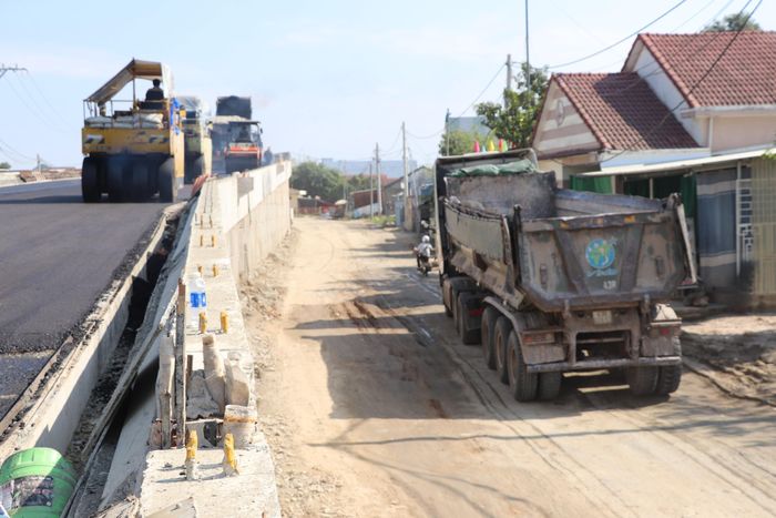Theo ông Trần Khắc Khánh, đại diện đơn vị tư vấn giám sát tại gói thầu thi công khu vực cầu vượt đường sắt, trong ngày 26/10 đơn vị thi công sẽ hoàn thiện việc thảm nhựa lớp 2, sau đó khi mặt đường ổn định sẽ cho phương tiện di chuyển trên mặt cầu. Phần đường gom phía dưới cầu sẽ được thi công trong thời gian sớm.