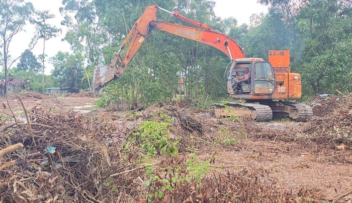 UBND tỉnh Quảng Trị yêu cầu chủ đầu tư tăng cường công tác kiểm tra, đôn đốc nhà thầu huy động đầy đủ nhân lực, máy móc, thiết bị và tổ chức các mũi thi công phù hợp, đồng thời tăng ca, tổ chức thi công vào ban đêm phù hợp với điều kiện thực tế để bù đắp khối lượng chậm tiến độ, tập trung hoàn thành các đoạn tuyến theo mốc thời gian đã cam kết.