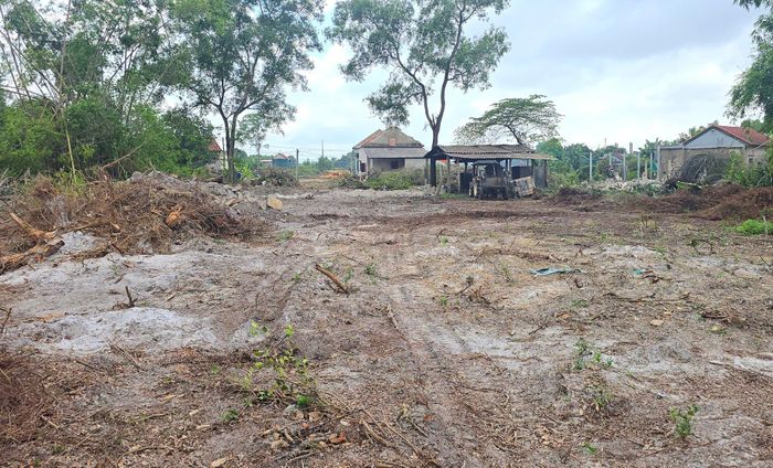 Đối với đoạn tuyến từ Km 0+250 - Km 0+853,2, khẩn trương phối hợp với địa phương di dời hai hộ ảnh hưởng đoạn 250m mặt bằng còn lại; lập tiến độ thi công chi tiết, trên cơ sở đó đôn đốc, chỉ đạo nhà thầu đẩy nhanh các hạng mục nền, móng, mặt đường; hoàn thành thảm bê tông nhựa trước ngày 30/11.