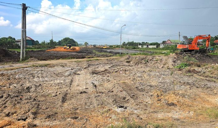 Đoạn còn lại dài hơn 250m từ khu vực giao với đường 73 Đông (cũ) vào tới đoạn đã thi công cấp phối đá dăm đang khẩn trương đào bóc phong hóa, đắp đất nền đường.