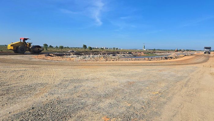Đến thời điểm hiện tại, khoảng 1,9km đoạn cuối tuyến, bao gồm phần vuốt nối vào Cảng hàng không Quảng Trị dài khoảng 0,17km đã cơ bản hoàn thành thi công cấp phối đá dăm để thảm bê tông nhựa.
