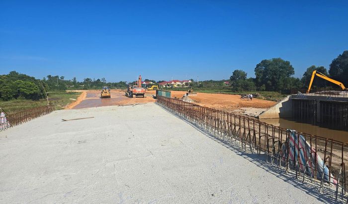 Đồng thời, UBND tỉnh giao Sở Xây dựng tăng cường kiểm tra, giám sát trực tiếp việc triển khai thi công đoạn tuyến qua khu vực nền đất yếu; kịp thời xử lý theo thẩm quyền hoặc tham mưu UBND tỉnh xem xét chỉ đạo theo quy định.
