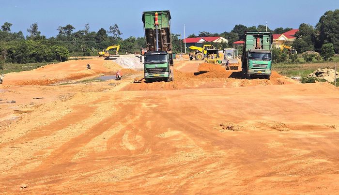 Đối với đoạn từ đầu tuyến vào tới đoạn đã cấp phối đá dăm tổng chiều dài gần 1km, đoạn từ đầu tuyến giao với tuyến tránh QL1 vào gần tới đoạn giao với đường 73 Đông (cũ) đang đẩy nhanh thi công đắp đất nền đường. Cống thoát nước ngang trên đoạn này cũng đã cơ bản hoàn thành.