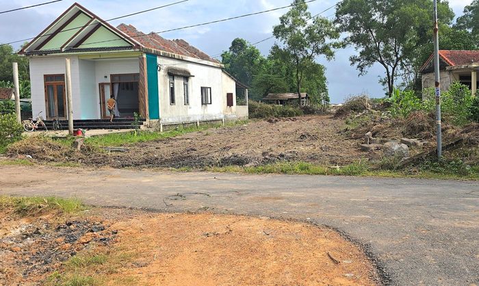 Trước đó, ngày 21/10, UBND tỉnh Quảng Trị đã ban hành văn bản thông báo kết luận của Phó chủ tịch UBND tỉnh Phan Phong Phú về tình hình triển khai dự án Tuyến đường kết nối Cảng hàng không Quảng Trị với QL1. UBND tỉnh yêu cầu UBND xã Gio Linh chủ trì, phối hợp với chủ đầu tư khẩn trương giải quyết dứt điểm vướng mắc mặt bằng còn lại, bàn giao mặt bằng chậm nhất ngày 25/10.