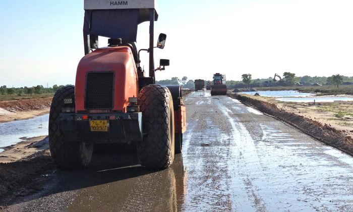 Cụ thể, đối với đoạn tuyến từ Km 0+853,2 - Km 2+715,61, lập tiến độ thi công chi tiết, huy động đầy đủ nhân lực, máy móc, thiết bị, tổ chức thi công bảo đảm hoàn thành thảm bê tông nhựa trước ngày 10/11.