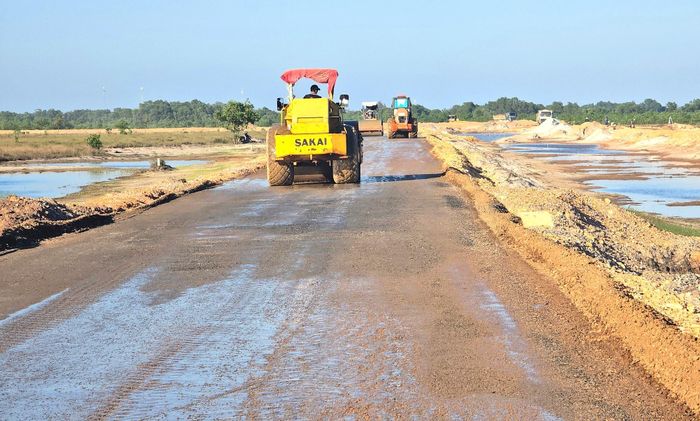 Đại diện Ban QLDA Đầu tư xây dựng Công trình dân dụng, công nghiệp và hạ tầng tỉnh Quảng Trị (chủ đầu tư) và nhà thầu thi công tại công trường cho biết, hiện tại khối lượng xây lắp dự án đạt trên 51%. “Hiện nay mặt bằng cơ bản được tháo gỡ, chúng tôi đang tổ chức nhiều mũi thi công, tranh thủ thời tiết thi công cả ban đêm để kịp tiến độ hoàn thành dự án”, đại diện nhà thầu Mạnh Linh cho biết.