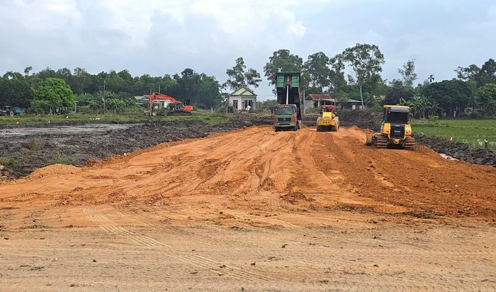 Đối với đoạn tuyến dài khoảng 250m qua khu vực nền đất yếu, khẩn trương chỉ đạo nhà thầu tổ chức thi công, bảo đảm hoàn thành đắp đất nền trước ngày 27/10, hoàn thành đắp đất gia tải xử lý nền đất yếu trước ngày 10/11.