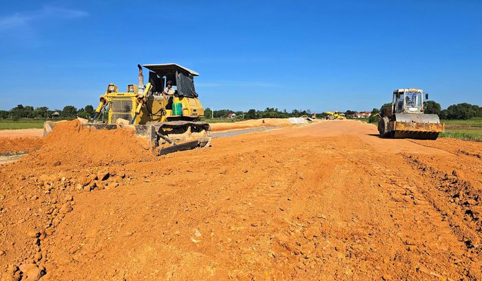 Bên cạnh đó, chủ đầu tư khẩn trương rà soát khối lượng hoàn thành, hoàn thiện hồ sơ nghiệm thu, thanh toán theo quy định, không để tồn đọng khối lượng đủ điều kiện thanh toán; giải ngân 100% kế hoạch vốn ngân sách Trung ương trước ngày 30/11 và giải ngân 100% kế hoạch vốn được giao của dự án trong năm 2026 theo quy định.