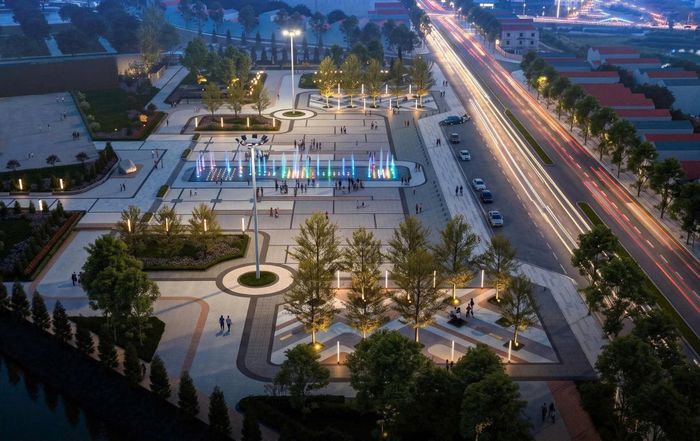 Theo quy hoạch, quảng trường chính và sân nhạc nước nghệ thuật có diện tích hơn 3.700m², bố trí gần Đại lộ Nguyễn Thái Học.
