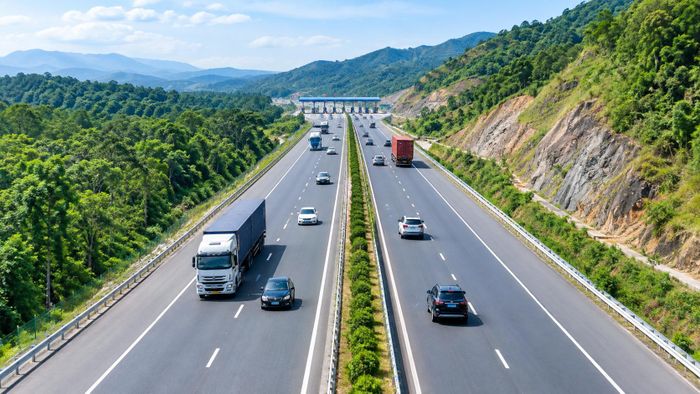 Cả hai tuyến cao tốc đoạn Bảo Hà - Tân Phong và Mộc Châu - Sơn La - Điện Biên qua tỉnh Sơn La đều được nghiên cứu đầu tư quy mô 4 làn xe (Ảnh minh họa: AI).